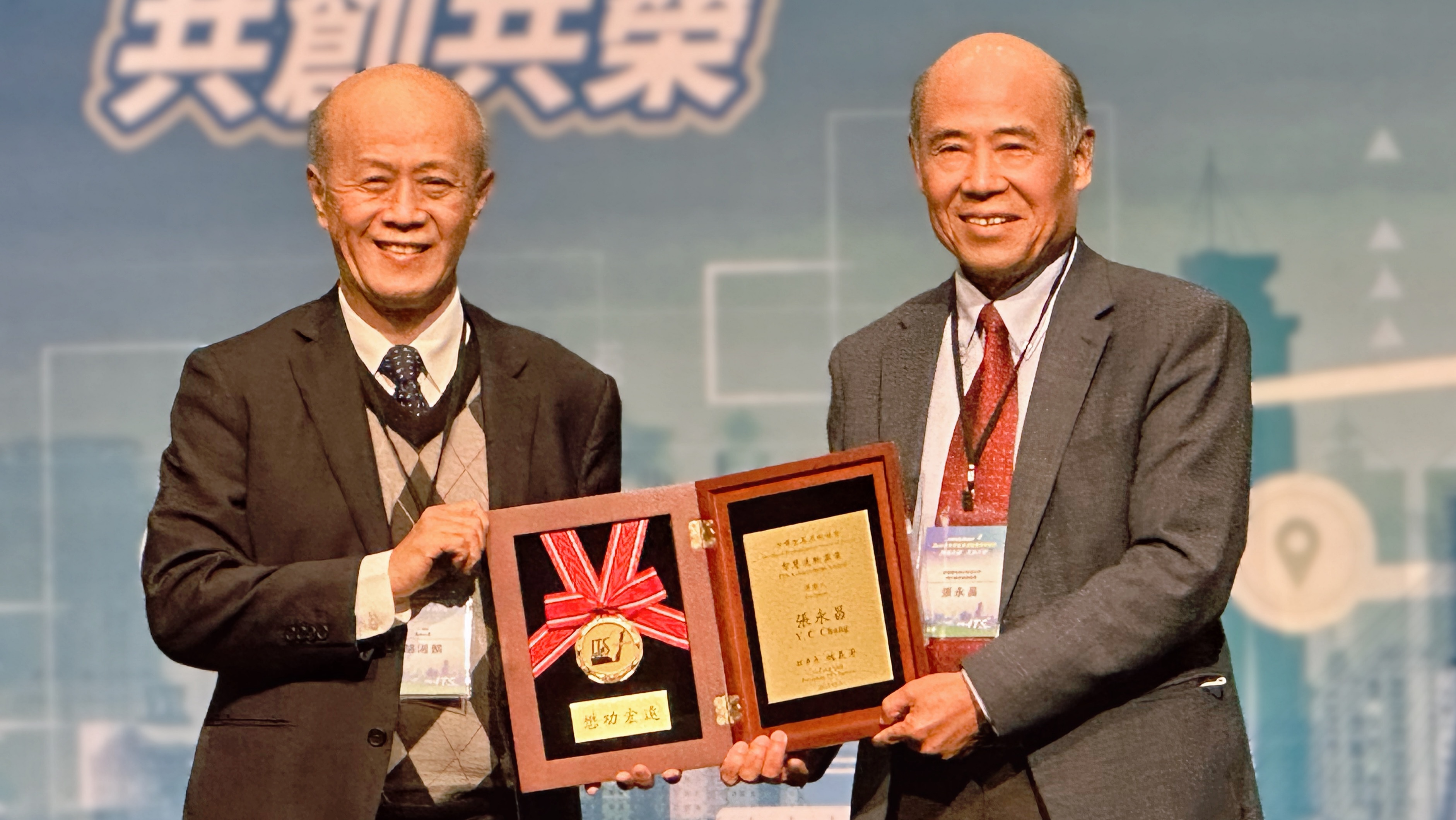 照片：交通部政務次長胡湘麟頒發 ITS Taiwan 智慧運輸獎章予遠通電收總經理張永昌.jpg